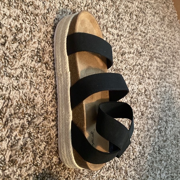 Black elastic sandals - Picture 2 of 3